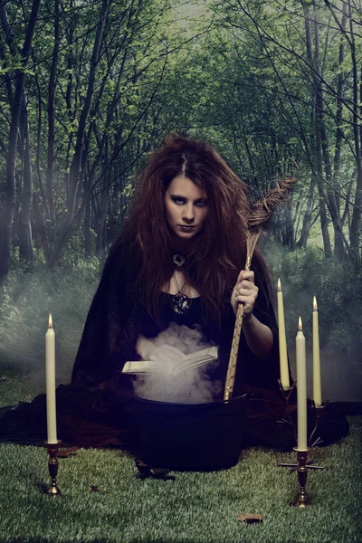 女巫在她的锅里做药水 — 图库照片