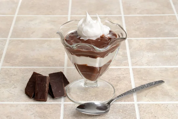 Schokoladenpudding Mit Schlagsahne Und Einem Löffel — Stockfoto