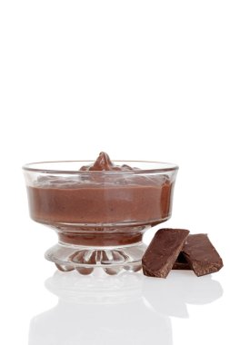 çikolata parçaları ile çikolatalı puding