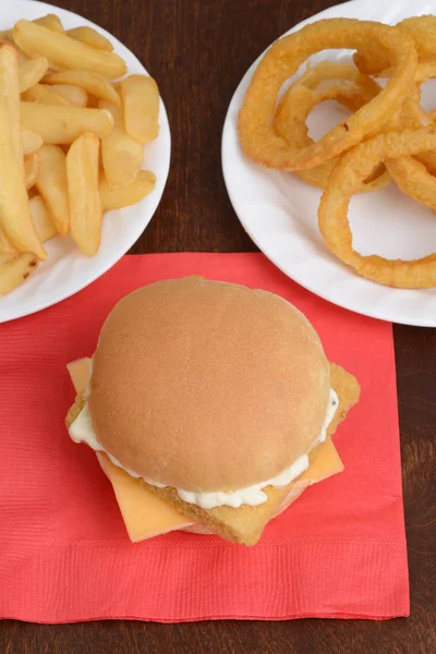 Sanduíche Filé Peixe Guardanapo Vermelho Com Batatas Fritas Anéis Cebola — Fotografia de Stock