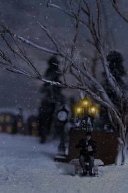 taş bankta oturan Victoria adam yeme kestane