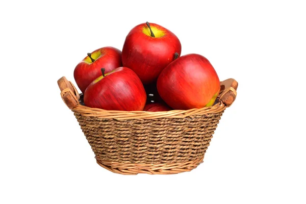Απομονωμένη Ψάθινο Καλάθι Κόκκινα Μήλα — Φωτογραφία Αρχείου