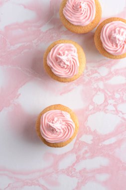 üstten görünüm pembe krema ile vanilya cupcakes