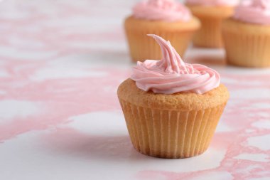 tatlı çöreğim pembe krema ile