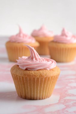 pembe krema ile vanilyalı kek