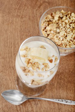üstten görünüm granola muzlu parfe
