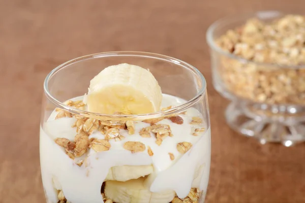 Großaufnahme Bananenparfait Mit Müsli lizenzfreie Stockbilder