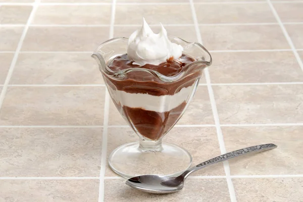 Pudding Chocolat Crème Fouettée Avec Une Cuillère — Photo