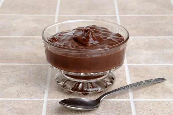 Närbild Choklad Pudding Med Sked — Stockfoto