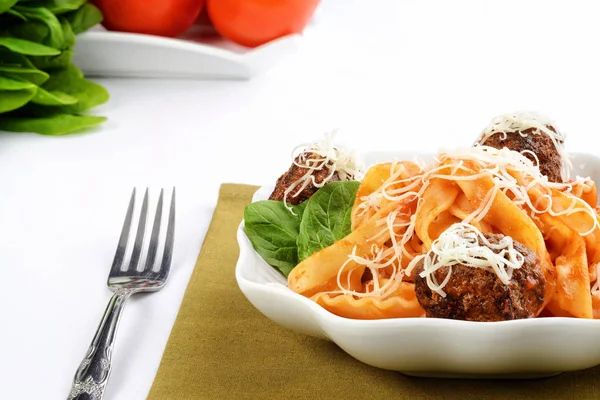 Närbild Spaghetti Och Köttbullar Med Ost — Stockfoto