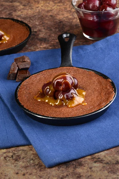 체리와 카라멜 소스와 초콜릿 케이크 — 스톡 사진