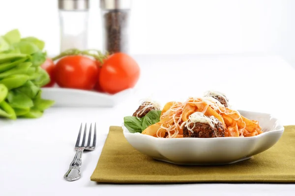 Schüssel Spaghetti Und Frikadellen Stockfoto