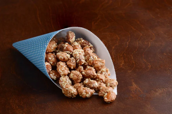 Graines Sésame Miel Amandes Dans Cône Bleu Blanc — Photo