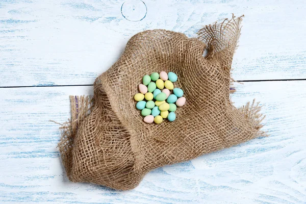Çuval Bezi Yuva Ile Renkli Paskalya Yumurtaları — Stok fotoğraf