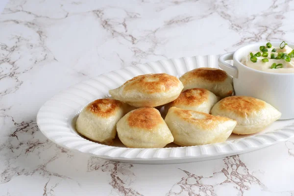 Pierogias Com Creme Azedo Cebolinha — Fotografia de Stock