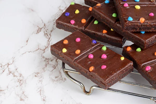 Brownies Chocolate Com Pedaços Doces Rack Refrigeração — Fotografia de Stock