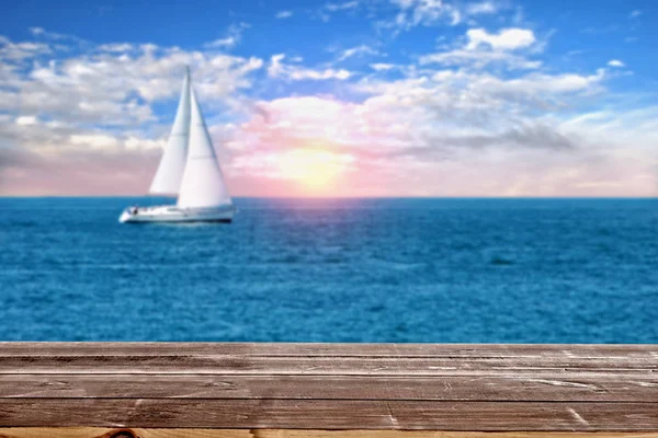 Деревянный Стол Видом Океан Закатом Парусником — стоковое фото