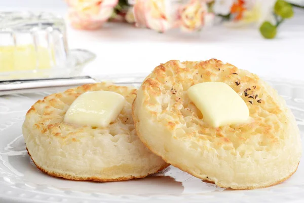 Closeup Crumpets Inggris Dengan Mentega Mencair — Stok Foto