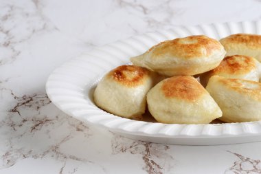 beyaz bir tabakta closeup gevrek pierogies