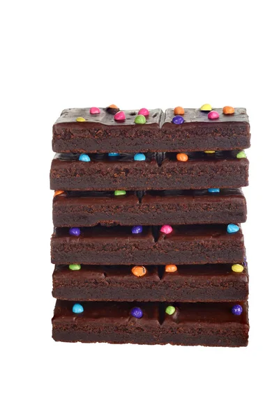 Isolerad Stack Chocolate Fudge Brownies Med Godis Bitar — Stockfoto