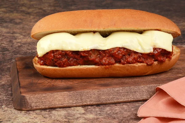 特写肉丸子三明治与奶酪 — 图库照片