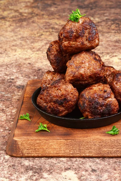 Närbild Köttbullar Gjutjärn Stekpanna — Stockfoto