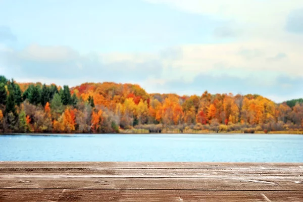 Houten Dek Met Uitzicht Herfst Gekleurd Landschap Meer — Stockfoto