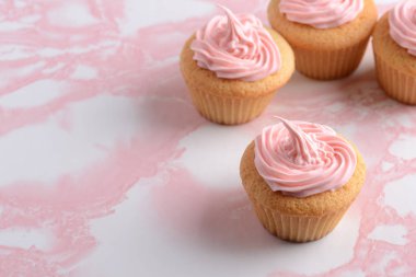 pembe frosting ile closeup vanilya cupcake