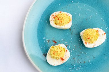 üst görünüm biber ve tuz ile yumurtalı baharatlı