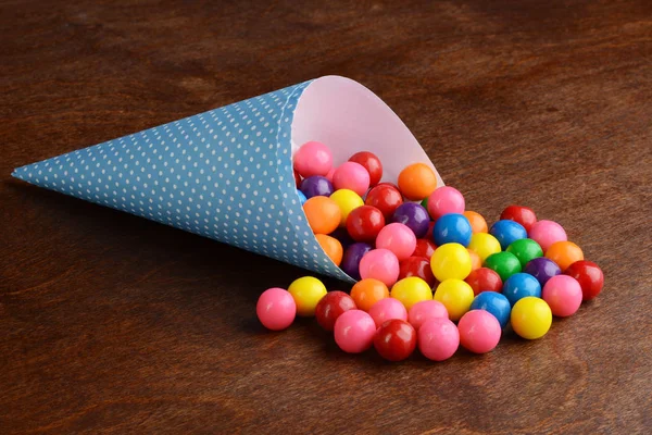 蓝色纸锥中的五颜六色的泡泡糖球 — 图库照片