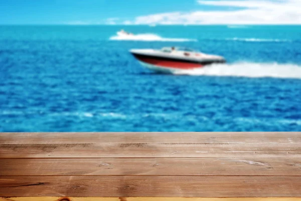パワーボート付き湖の木製ドック — ストック写真