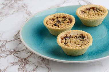 crumble tepesi ile closeup meyve tart