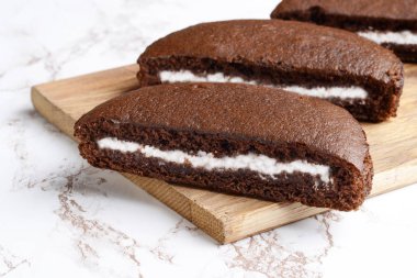 closeup dilimleri çikolatalı vanilyalı kremalı kek