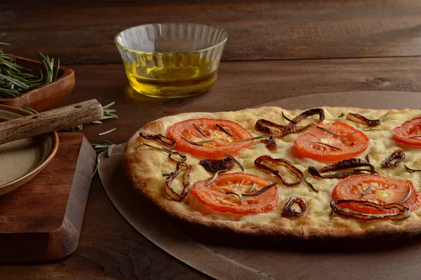 Focaccia Aux Oignons Caramélisés Tomates Romarin Frais — Photo