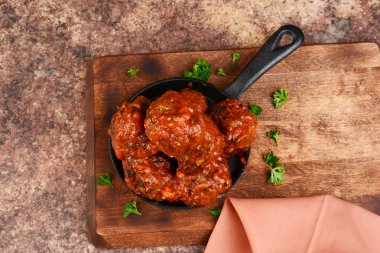  domates sosu ile üst görünüm köftesi