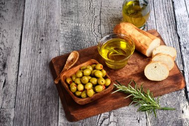  ekmek ve yağ ile yenibahar zeytin üst görünüm kase