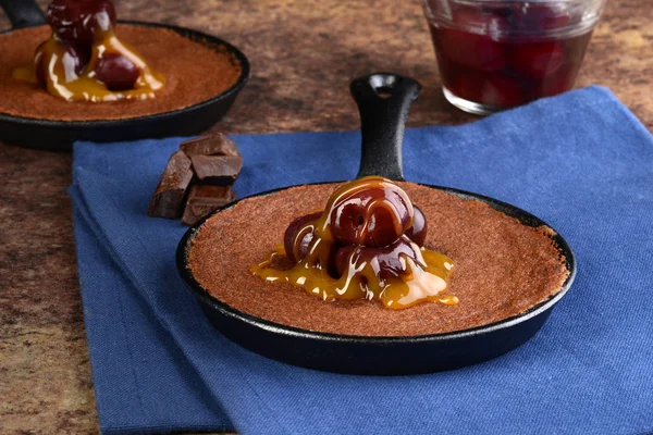 Brownie Bing Kiraz Karamel Soslu Tatlı Tava — Stok fotoğraf