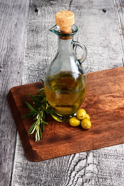 Grüne Oliven Mit Einer Flasche Und Kräutern — Stockfoto