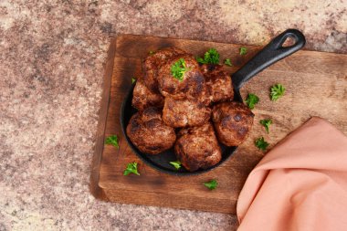 dökme demir tavada üst görünüm köfte