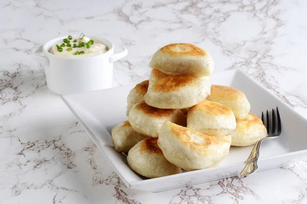 Pilha Pierogias Com Creme Azedo Cebolinha Garfo — Fotografia de Stock