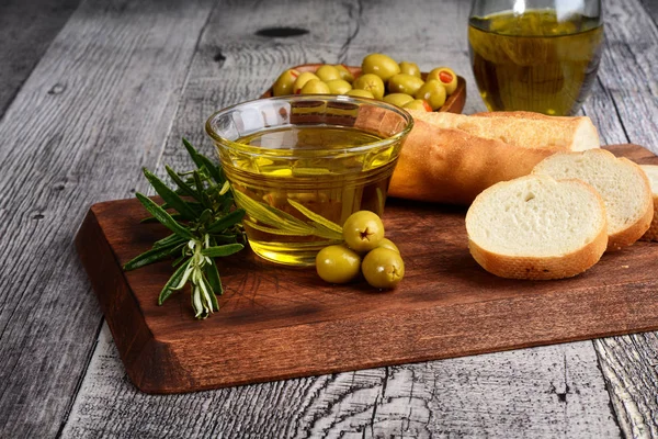 Nahaufnahme Grüne Oliven Mit Und Frischem Brot — Stockfoto