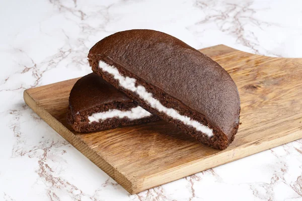 2つのスライスチョコレートクリームケーキ — ストック写真