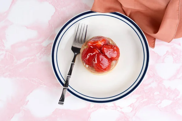 Erdbeer Torte Mit Serviette — Stockfoto