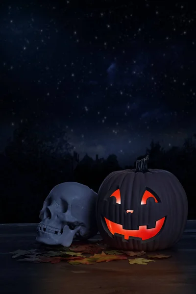 Abóbora Halloween Brilhante Com Crânio Humano — Fotografia de Stock