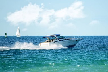 gölde modern powerboat hız