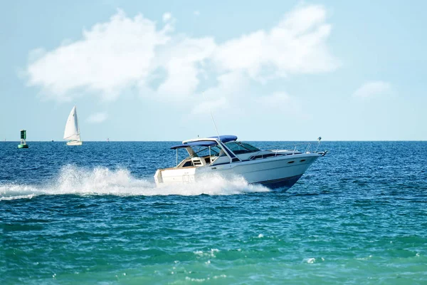 Moderne Motorboot Snelheidsoverschrijding Het Meer — Stockfoto