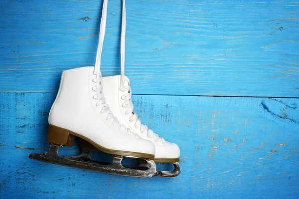 Mulheres Figura Patins Gelo Pendurado — Fotografia de Stock