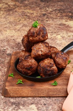 ahşap kesme tahtası üzerinde köfte yığını
