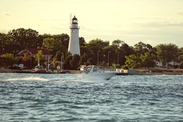 Motorboot Mit Leuchtturm Auf Dem Fluss — Stockfoto
