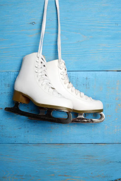 Patines Mujer Sobre Madera Azul — Foto de Stock